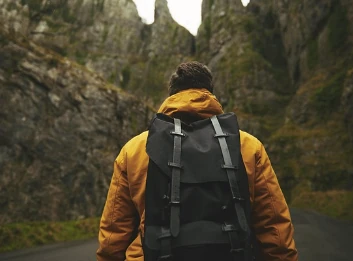 China hiking — Themed Offbeat Travel Experiences (scene photo)